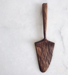 Serveur de gâteau en métal fini élégant fait à la main avec des détails complexes pour les restaurants de boulangeries haut de gamme et les services de restauration - Product Image 1