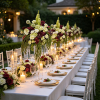 Centre de table en fleurs d'hortensia rouge vin, de calla et de rose pour la décoration de réception de mariage