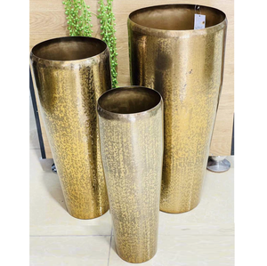 Vases à fleurs décoratifs en métal élégants avec finition dorée parfaits pour une utilisation intérieure et extérieure dans le jardin - Product Image 1