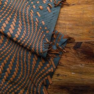 Cuir de vachette croisé tissé à la main en marron et noir personnalisable 1 à 12 pieds carrés produit en cuir de qualité supérieure - Product Image 2