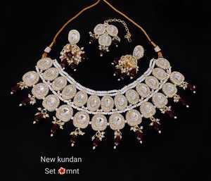 Nouveau Design Plaqué Or Perle Verte Traditionnelle & Kundan Collier Clouté Ensemble de Bijoux pour Femme - Product Image 3