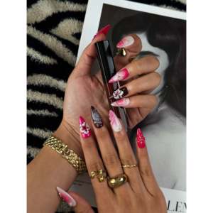 Raspberry Bloom Press on Nail Art Décoration d'ongles élégante avec motif Raspberry Bloom - Product Image 2