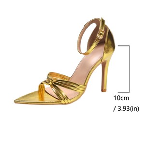 Sandales à talons aiguilles dorées métalliques pour femmes, avec bride torsadée et boucle à la cheville, talons hauts élégants pour soirées, bals de promo et clubs - Product Image 5