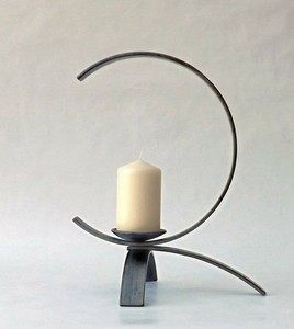 Porte-bougie décoratif élégant en métal pour la décoration de table, le style de la maison et les cadeaux - Product Image 1