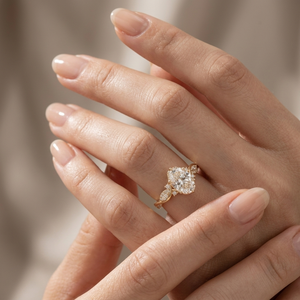 แหวนหมั้นทรงคลาสสิกประดับเพชรทรงรีสีเหลืองทอง 18K ไดมอนด์เพาะเลี้ยงจากธรรมชาติ รับรองโดย IGI สำหรับเธอ - Product Image 2