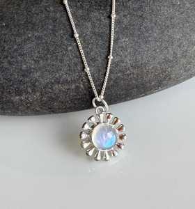 Collier artisanal en pierre de lune arc-en-ciel avec pendentif soleil, éclat bleu, argent sterling 925, pierre de naissance de juin, cadeau fête des Mères, magie - Product Image 1