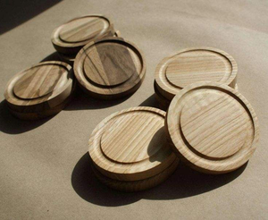 Posavasos de madera de diseño moderno con acabado marrón, ideales para oficina y hogar. - Product Image 5