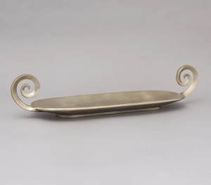 Plateau décoratif élégant en forme de feuille en métal argenté, élégant et durable, parfait pour les collations de centre de table et les cadeaux de fête - Product Image 2