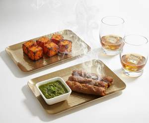 Bandeja de Metal Dorado Ecológica de Primera Calidad con Superficie Texturizada Martillada, Apta para Lavavajillas y Microondas, para Presentación de Comidas Elegantes - Product Image 3