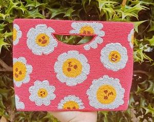 Pochette à monnaie tendance et colorée brodée de perles, faite à la main, légère et personnalisable pour les fêtes - Product Image 6
