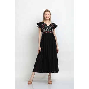 Robe élégante noire brodée à col en V avec manches à volants Robe d'été élégante avec broderie florale Parfait pour décontracté - Product Image 1