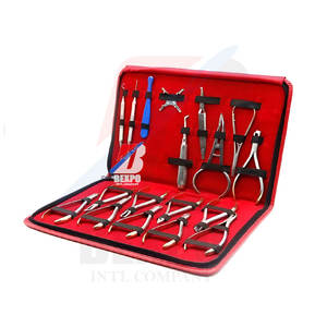 Kit de pinces orthodontiques dentaires professionnelles de 18 pièces Source d'alimentation manuelle pour les accolades et le réglage des dents - Product Image 1