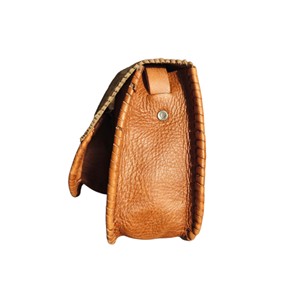 Sac à bandoulière en cuir véritable marocain, artisanal et gravé à la main, de la collection Atlas Heritage Vintage - Product Image 4