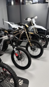 Vélo électrique de montagne Ultra Bee 2025, 21 kW, batterie lithium 70 Ah, moteur roue arrière 90 V, alliage d'aluminium léger, 3 vitesses - Product Image 4