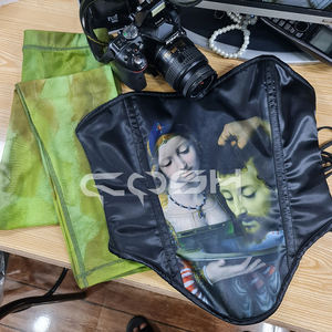 Corset en satin noir personnalisé en gros avec imprimé Judith et Holofernes et legging extensible vert imprimé - Product Image 3