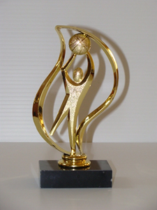 Elegante premio de cristal corporativo con un arco dorado de globo transparente, que significa asociación global, a precios de mayorista. - Product Image 3