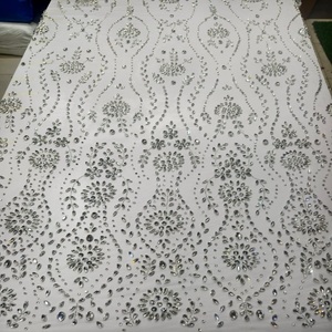 Maille brodée perlée à la main de luxe Mélange de pierres argentées Strass Motif floral Traditionnel 5 Yards - Product Image 1