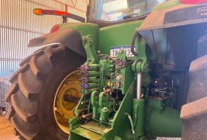 Tractor de Ruedas John Deere 8320R de 2018, 120HP, Tractor Oruga con 4WD Automático, Larga Vida Útil para Operaciones de Cultivos en Hileras - Product Image 4