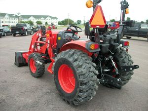 รถแทรกเตอร์คุณภาพสูง Kioti CS2520 รถแทรกเตอร์ขนาดเล็กสำหรับสวนและฟาร์ม พร้อมที่ตักด้านหน้าสำหรับขาย - Product Image 3