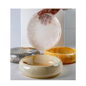 Bol décoratif en résine fabriqué à la main, poli et brillant, forme moderne et élégante, parfait pour la salle à manger ou le salon. - Product Image 5