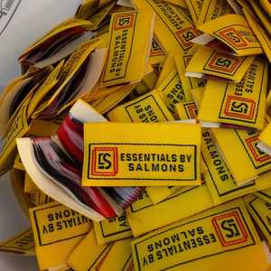 ป้ายผ้าทอมือติดเสื้อพร้อมโลโก้ขนาด2x5ซม. พับได้ตรงกลางพับได้สำหรับ100 - Product Image 1