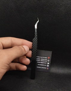 Pinzas para Cejas Profesionales Personalizadas de Alta Calidad, Hechas a Mano, de Acero Inoxidable Sólido Antiestático con Agarre Suave, Color Negro Saaqaans - Product Image 2