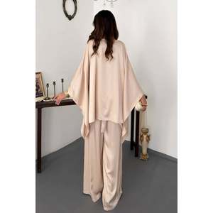 Traje con Capa Beige - Beige - Product Image 5