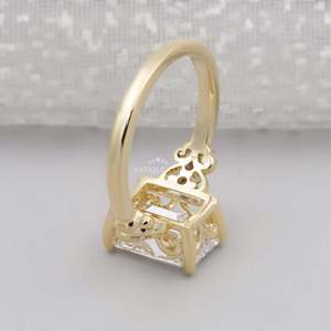Bague de fiançailles pour femme en diamant taille émeraude vintage certifié IGI avec sertissage à 4 griffes et pierres latérales en filigrane - Product Image 5