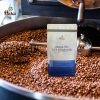 Gehele ARABICA bonen, fabrieksgeroosterd, rijke aroma van rijpe vruchten, soepele, frisse koffie, goede prijs.