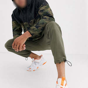 เสื้อแจ็คเก็ตกันฝนกันลมสำหรับผู้ชาย ป้องกันรังสียูวี โลโก้ด้านหน้า ปรับแต่งสีได้ ดีไซน์น้ำหนักเบา สำหรับตลาดขายส่ง บริการ OEM - Product Image 5