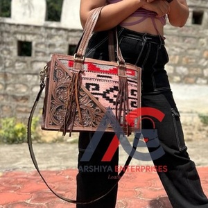กระเป๋าหนังแกะสลักด้วยมือ Fringe Tote กระเป๋าสตางค์สไตล์ผ้า Jacquard กระเป๋าหนังสําหรับผู้หญิงหลายการใช้งาน - Product Image 1