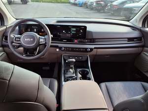 Furgoneta Carnival EX 2024 Plateada Especial, Tracción Delantera, Automática, Color Oscuro, R18, Usada, Techo Solar, Tercera Fila de Asientos, Arranque Remoto, Asientos de Cuero, 8 Asientos - Product Image 5