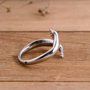 แหวนเงินและทองเหลืองรูปทรงกอดมือ ดีไซน์โรแมนติกสำหรับงานแต่งงาน ปรับขนาดได้ |   เครื่องประดับทำมือสไตล์มินิมอลสำหรับทุกเพศ ขายส่ง - Product Image 3