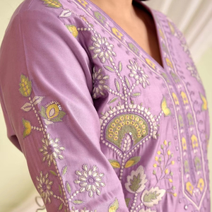 À la mode violet pur viscose broderie travail Kurti genou-longueur tenue décontracté ensemble avec taille naturelle lavable pour les femmes - Product Image 1
