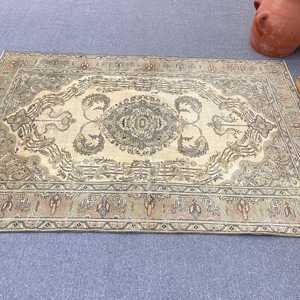 Alfombra Turca Vintage de 4.7x6.9 pies, Alfombra de Lana Marrón con Diseño de Puntos - Product Image 2