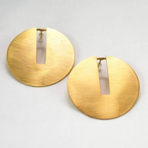 Pendientes de latón hechos a mano, chapados en oro, diseño moderno de aro y botón para bodas y fiestas con flor, número, diamante y piedra de moissanita. - Product Image 3