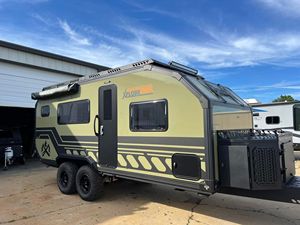 Camper tout-terrain Xplore 4x4 légèrement utilisé, mini-caravane de voyage en aluminium, suspension indépendante moderne, design étanche - Product Image 4