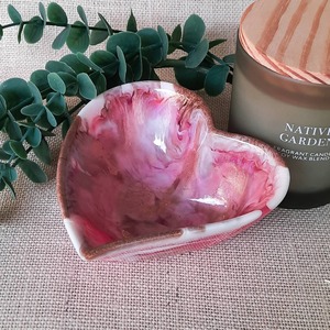 Cuenco artesanal de resina pulida brillante personalizado en forma de corazón para uso en fiestas, cuenco para servir con tamaño personalizado para uso en utensilios de cocina - Product Image 1