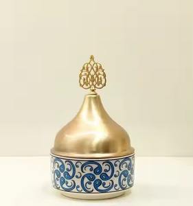 ชามบนโต๊ะอาหารทำจากโลหะสีเงินพร้อมที่เก็บอาหารดีไซน์เป็นเอกลักษณ์สำหรับร้านอาหารที่เสิร์ฟวันที่ - Product Image 3