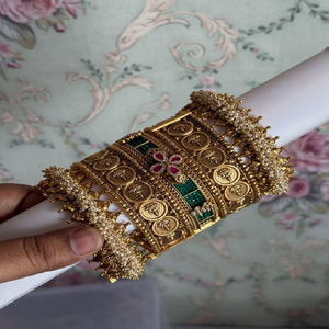 Bracelets en laiton de style temple, ornés de motifs de pièces de monnaie et d'accentuations émeraude. Articles ethniques disponibles à prix de gros. - Product Image 1