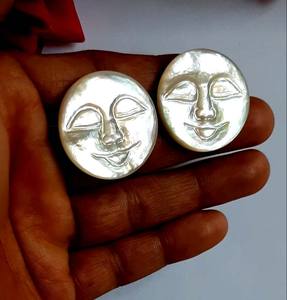 Nouveau Design Nacre Pleine Lune Visage Gemme Taille 30 mm Fournisseur en Gros Aura Guérison Sculpté Gemmes pour le Jour de Noël - Product Image 1