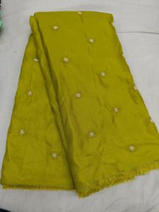 Travail en tissu Un textile délicat et léger orné de motifs brodés complexes pour traditionnel et festif - Product Image 5