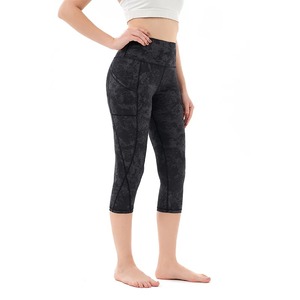 Leggings Capri de cintura alta tropicales personalizados para mujer Pantalones de Yoga de secado rápido con bolsillos para control de barriga y cierre de cintura elástica - Product Image 4