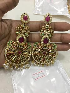 Boucles d'oreilles traditionnelles dorées avec pierres multicolores |   Bijoux de mariée personnalisés ornés de perles et de travail complexe en Kundan - Product Image 4