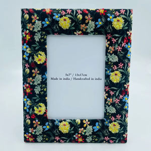 Cadre photo vertical moderne en bois et tissu, fait main, de luxe, noir floral, collection printemps, brodé et perlé, léger et durable - Product Image 1