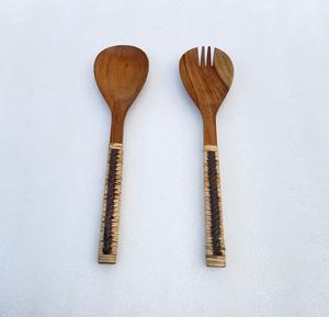 Planche à découper en bois d'acacia rectangulaire écologique et en résine époxy pour le service et la nourriture ou les fruits et la planche à découper - Product Image 6