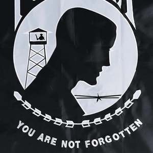 ธง POW/MIA ขนาด 3x5 ฟุต สำหรับภายนอกอาคาร แบบสองด้าน ปักอย่างดี ทนทาน คุณไม่ถูกทอดทิ้ง ธงสงคราม POW/MIA พร้อมห่วงทองเหลือง - Product Image 5
