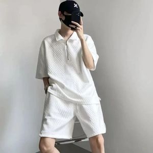 ชุดลำลองผู้ชาย เสื้อยืดและกางเกงขาสั้นทรงหลวมใส่สบาย ดีไซน์เท่ห์ ผ้าไนลอนเรียบ แบรนด์แท้ ปกเสื้อแบบปกเชิ้ต ดีไซน์สำหรับผู้ชาย - Product Image 3