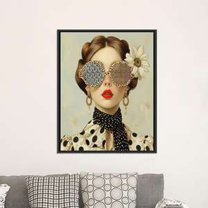 Elegante Cuadro en Lienzo con Estampado de Mujer con Labios Rojos y Gafas de Sol de Leopardo, CUADRO EN LIENZO CON MARCO NEGRO - Product Image 1