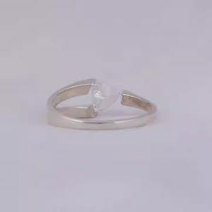 Anillo de compromiso de vástago dividido de un solo lado con un pequeño diamante redondo de laboratorio en oro sólido de 10K/14K/ 18K para compromiso - Product Image 4